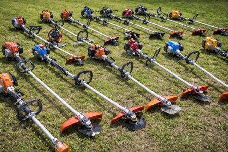 melhor roçadeira para cortar grama e mato alto em área de jardim com vários modelos de roçadeiras alinhadas